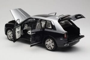 Rolls-Royce Cullinan Preto & Prata OEM 1:18 ROLLS001 Metal - imagem 5 de 8