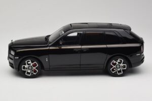 Rolls-Royce Cullinan Preto Com Gold Coachline & Shadow Wheels OEM 1:18 028-15A Metal - imagem 4 de 8