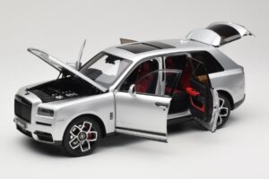 Rolls-Royce Cullinan Prata Com Shadow Wheels OEM 1:18 028-16A Metal - imagem 2 de 8