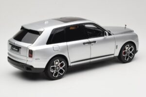 Rolls-Royce Cullinan Prata Com Shadow Wheels OEM 1:18 028-16A Metal - imagem 3 de 8