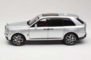 Rolls-Royce Cullinan Prata Com Shadow Wheels OEM 1:18 028-16A Metal - imagem 4 de 8