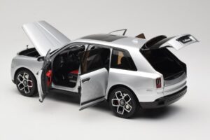 Rolls-Royce Cullinan Prata Com Shadow Wheels OEM 1:18 028-16A Metal - imagem 5 de 8