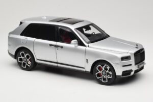 Rolls-Royce Cullinan Prata Com Shadow Wheels OEM 1:18 028-16A Metal - imagem 6 de 8