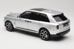 Rolls-Royce Cullinan Prata Com Shadow Wheels OEM 1:18 028-16A Metal - imagem 7 de 8