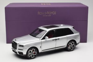 Rolls-Royce Cullinan Prata Com Shadow Wheels OEM 1:18 028-16A Metal - imagem 8 de 8