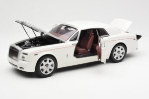 Rolls-Royce Phantom Coupe English Branco Prateado Kyosho 1:18 08861EW Metal - imagem 2 de 8