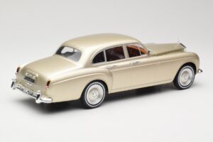Rolls-Royce Silver Cloud III Flying Spur H.J. Mulliner Dourado MCG 1:18 MCG18058 Metal - imagem 2 de 6