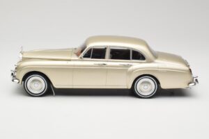 Rolls-Royce Silver Cloud III Flying Spur H.J. Mulliner Dourado MCG 1:18 MCG18058 Metal - imagem 3 de 6