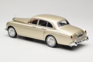 Rolls-Royce Silver Cloud III Flying Spur H.J. Mulliner Dourado MCG 1:18 MCG18058 Metal - imagem 5 de 6