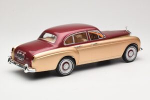 Rolls-Royce Silver Cloud III Flying Spur H.J. Mulliner Vermelho & Dourado MCG 1:18 MCG18132 Metal - imagem 2 de 6