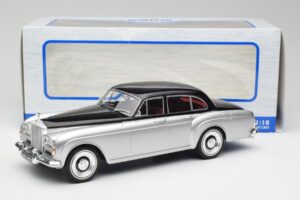 Rolls-Royce Silver Cloud III Mulliner Prata & Preto MCG 1:18 MCG18128 Metal - imagem 6 de 6