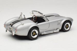 Shelby Cobra 427S/C Prata Com Listras Pretas Road Signature 1:18 92058 Metal - imagem 3 de 8