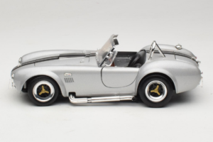 Shelby Cobra 427S/C Prata Com Listras Pretas Road Signature 1:18 92058 Metal - imagem 4 de 8