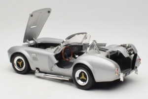 Shelby Cobra 427S/C Prata Com Listras Pretas Road Signature 1:18 92058 Metal - imagem 5 de 8