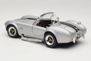 Shelby Cobra 427S/C Prata Com Listras Pretas Road Signature 1:18 92058 Metal - imagem 7 de 8