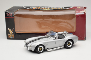 Shelby Cobra 427S/C Prata Com Listras Pretas Road Signature 1:18 92058 Metal - imagem 8 de 8