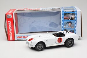 Shelby Cobra 427 S/C Branco Auto World 1:18 AWSS104 Metal - imagem 8 de 8