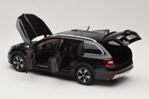 Skoda Octavia Mk4 Combi Castanho Paudi Model 1:18 ZMR000005BRA Metal - imagem 5 de 8