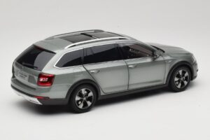 Skoda Octavia Mk4 Combi Verde Paudi Model 1:18 ZMR000005GRU Metal - imagem 3 de 8