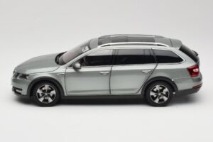 Skoda Octavia Mk4 Combi Verde Paudi Model 1:18 ZMR000005GRU Metal - imagem 4 de 8