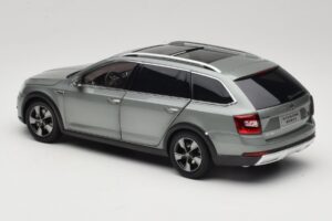 Skoda Octavia Mk4 Combi Verde Paudi Model 1:18 ZMR000005GRU Metal - imagem 7 de 8