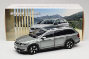 Skoda Octavia Mk4 Combi Verde Paudi Model 1:18 ZMR000005GRU Metal - imagem 8 de 8