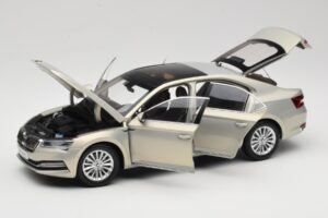 Skoda Superb Mk3 Dourado Paudi Model 1:18 ZSS000006GOLD Metal - imagem 2 de 8