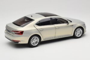 Skoda Superb Mk3 Dourado Paudi Model 1:18 ZSS000006GOLD Metal - imagem 3 de 8