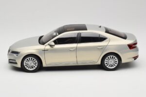 Skoda Superb Mk3 Dourado Paudi Model 1:18 ZSS000006GOLD Metal - imagem 4 de 8