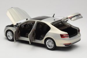 Skoda Superb Mk3 Dourado Paudi Model 1:18 ZSS000006GOLD Metal - imagem 5 de 8