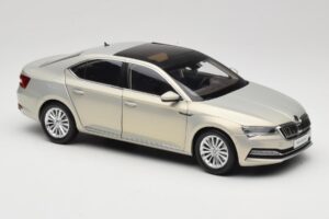 Skoda Superb Mk3 Dourado Paudi Model 1:18 ZSS000006GOLD Metal - imagem 6 de 8