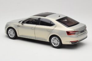 Skoda Superb Mk3 Dourado Paudi Model 1:18 ZSS000006GOLD Metal - imagem 7 de 8