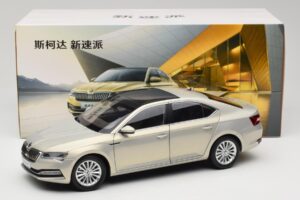 Skoda Superb Mk3 Dourado Paudi Model 1:18 ZSS000006GOLD Metal - imagem 8 de 8