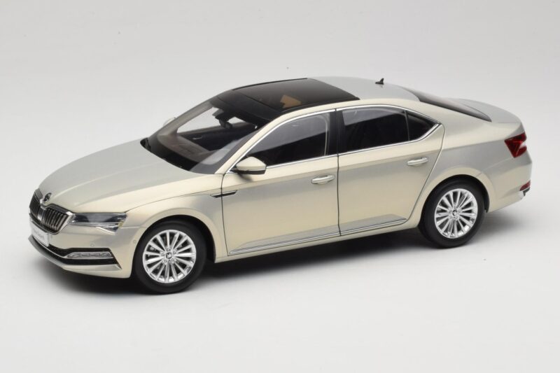 Skoda Superb Mk3 Dourado Paudi Model 1:18 ZSS000006GOLD Metal