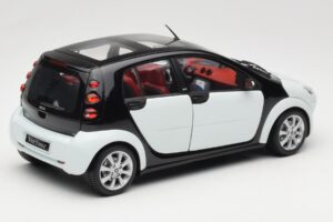 Smart Forfour Branco Kyosho 1:18 0019141V001C01Q00 Metal - imagem 3 de 8
