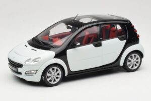 Smart Forfour Branco Kyosho 1:18 0019141V001C01Q00 Metal