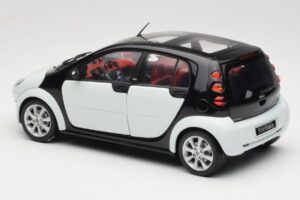 Smart Forfour Branco Kyosho 1:18 0019141V001C01Q00 Metal - imagem 7 de 8