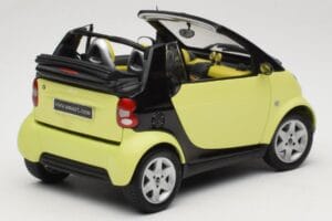 Smart Fortwo 450 Cabrio Amarelo Minichamps 1:18 0012889V001C49Q00 Metal - imagem 3 de 8