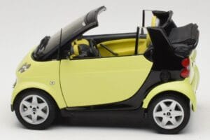 Smart Fortwo 450 Cabrio Amarelo Minichamps 1:18 0012889V001C49Q00 Metal - imagem 4 de 8