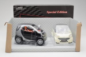 Smart Fortwo Preto & Branco Maisto 1:18 56045 Metal - imagem 2 de 3