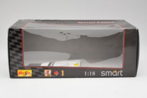 Smart Fortwo Preto & Branco Maisto 1:18 56045 Metal - imagem 3 de 3