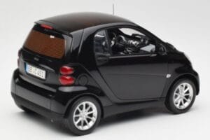 Smart Fortwo Coupé W451 Deep Preto Minichamps 1:18 Q0022563V001C02Q00 Metal - imagem 3 de 8