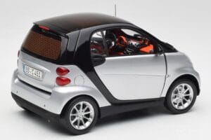 Smart Fortwo Coupé W451 Prateado & Preto Minichamps 1:18 Q0022528V001C75Q00 Metal - imagem 3 de 8