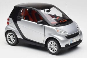 Smart Fortwo Coupé W451 Prateado & Preto Minichamps 1:18 Q0022528V001C75Q00 Metal - imagem 6 de 8