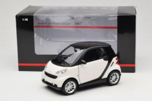 Smart Fortwo 451 Coupe Branco Preto Minichamps 1:18 150036302 Metal - imagem 8 de 8