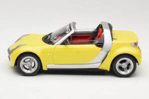 Smart Roadster 452 Amarelo Bburago 1:18 34099-M2 Metal - imagem 4 de 8