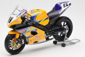 Suzuki GSX-R 1000 Team Alstare Corona Extra T. Corser WSB 2005 Minichamps 1:12 122052211 Metal - imagem 2 de 6