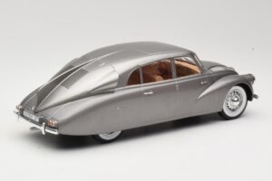 Tatra 87 Cinzento MCG 1:18 MCG18068 Metal - imagem 2 de 6