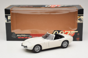 Toyota 2000 GT Cabriolet Branco James Bond Collection AUTOart 1:18 78731 Metal - imagem 8 de 8