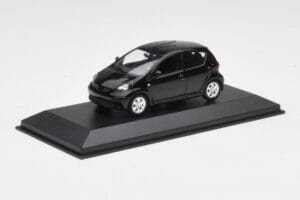 Toyota Aygo AB10 Preto Minichamps 1:43 400166401 Metal - imagem 2 de 4
